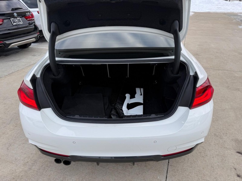 BMW 4 Series Vehicle Full-screen Gallery Image 10