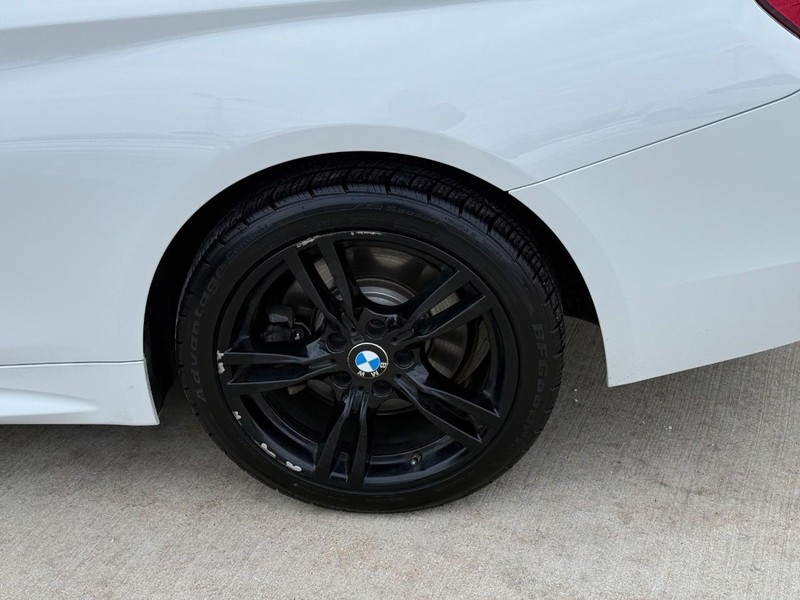 BMW 4 Series Vehicle Full-screen Gallery Image 12