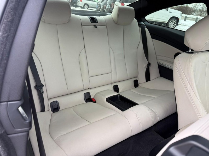 BMW 4 Series Vehicle Full-screen Gallery Image 13