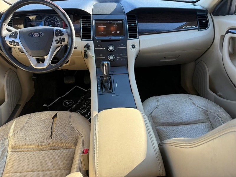 Ford Taurus Vehicle Full-screen Gallery Image 10