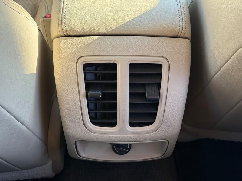 Ford Taurus Vehicle Full-screen Gallery Image 15