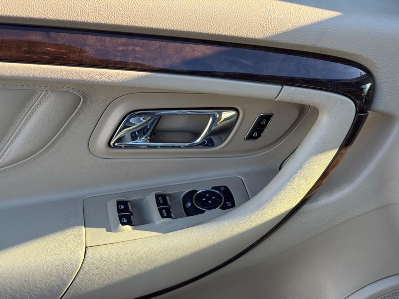 Ford Taurus Vehicle Full-screen Gallery Image 16