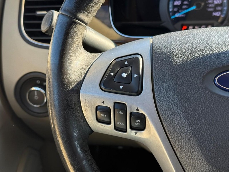 Ford Taurus Vehicle Full-screen Gallery Image 18