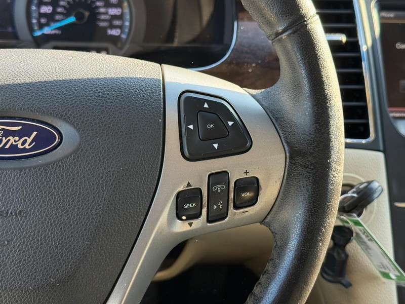 Ford Taurus Vehicle Full-screen Gallery Image 19