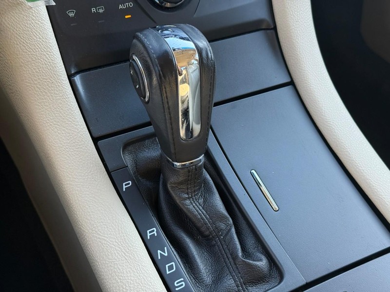 Ford Taurus Vehicle Full-screen Gallery Image 21