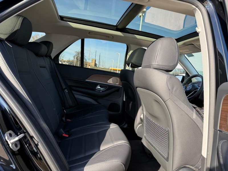 Mercedes-Benz GLE Vehicle Full-screen Gallery Image 6