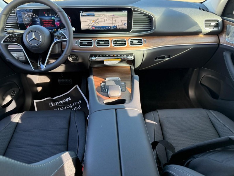 Mercedes-Benz GLE Vehicle Full-screen Gallery Image 7