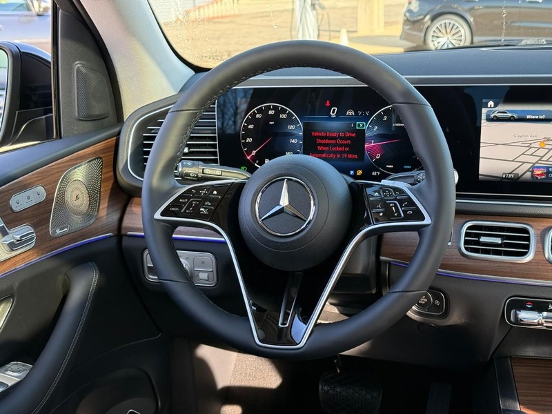 Mercedes-Benz GLE Vehicle Full-screen Gallery Image 8