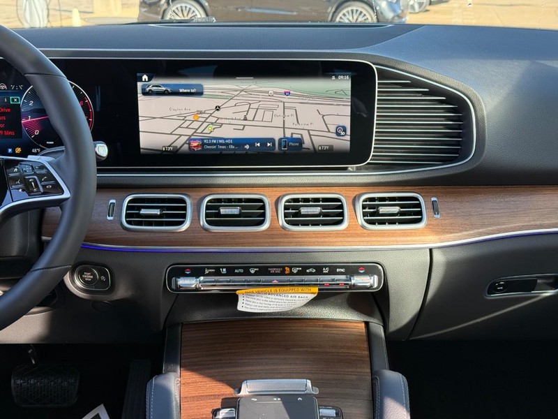 Mercedes-Benz GLE Vehicle Full-screen Gallery Image 9