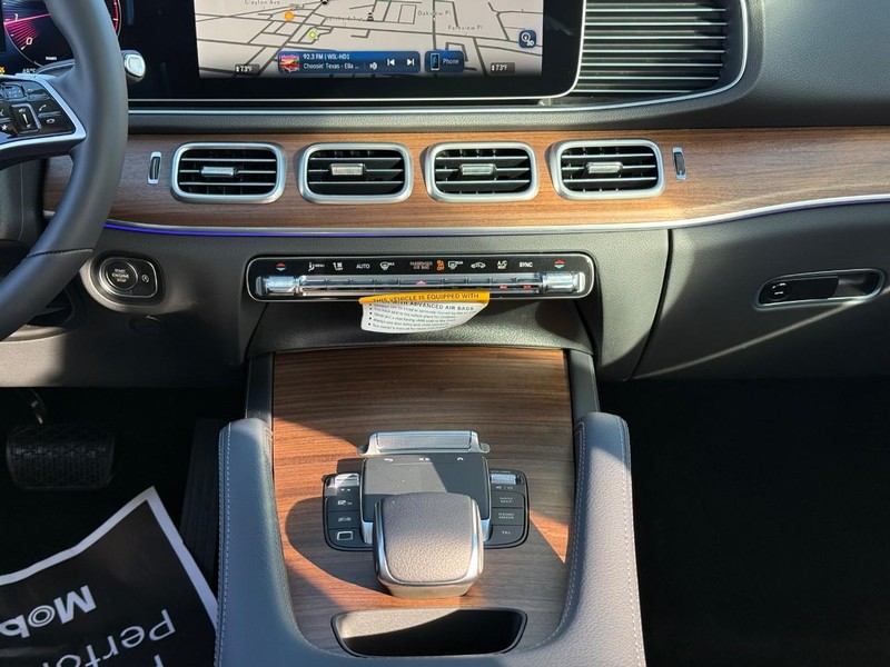 Mercedes-Benz GLE Vehicle Full-screen Gallery Image 10
