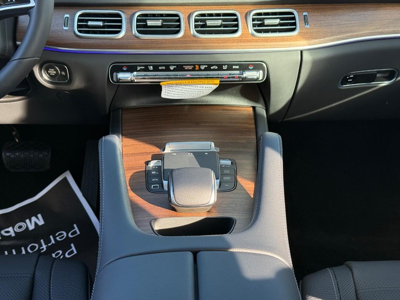 Mercedes-Benz GLE Vehicle Full-screen Gallery Image 11