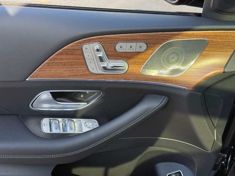 Mercedes-Benz GLE Vehicle Full-screen Gallery Image 13