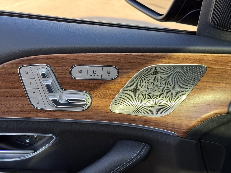 Mercedes-Benz GLE Vehicle Full-screen Gallery Image 14