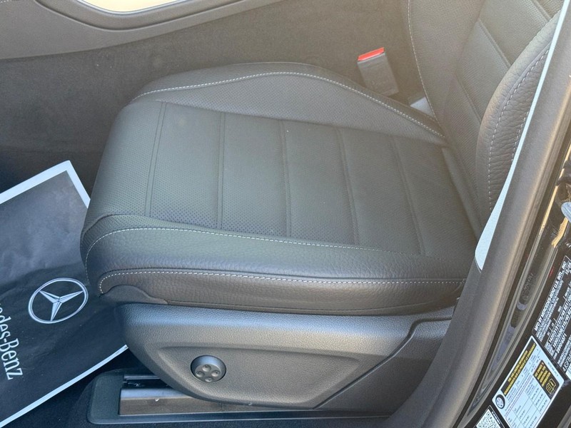 Mercedes-Benz GLE Vehicle Full-screen Gallery Image 15