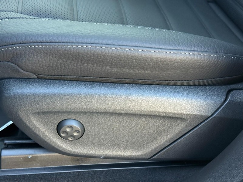 Mercedes-Benz GLE Vehicle Full-screen Gallery Image 16