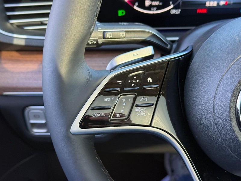 Mercedes-Benz GLE Vehicle Full-screen Gallery Image 17