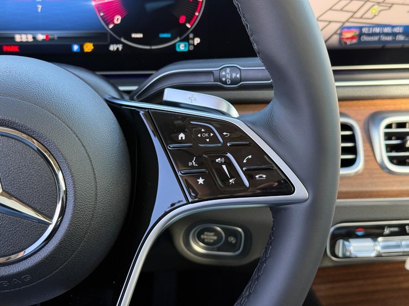 Mercedes-Benz GLE Vehicle Full-screen Gallery Image 18