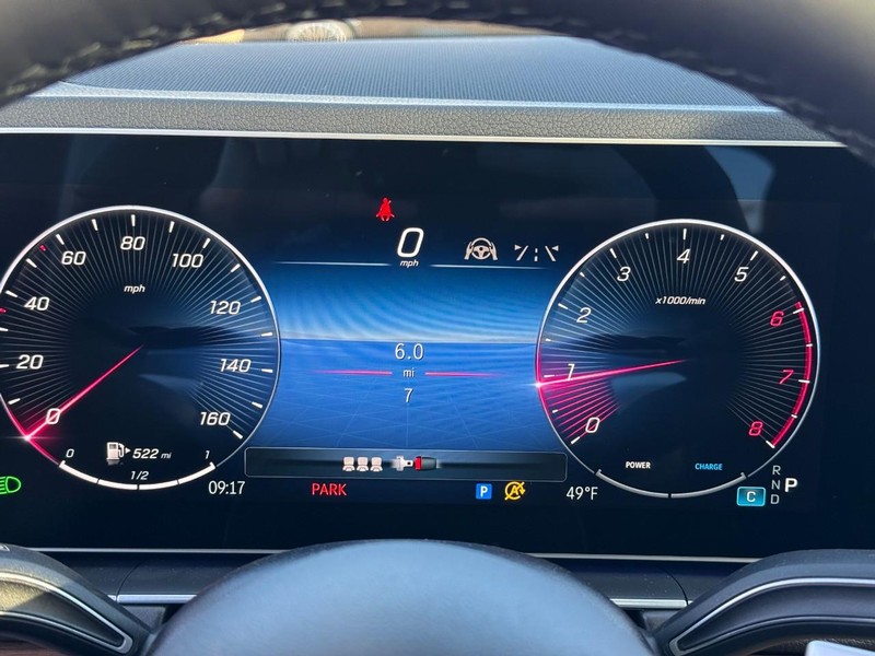 Mercedes-Benz GLE Vehicle Full-screen Gallery Image 19