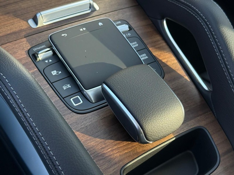 Mercedes-Benz GLE Vehicle Full-screen Gallery Image 21