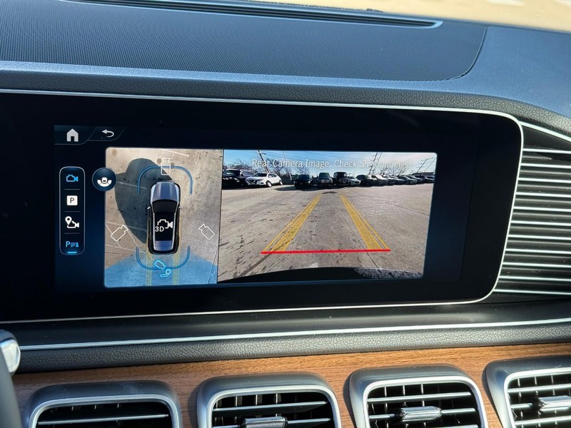 Mercedes-Benz GLE Vehicle Full-screen Gallery Image 22