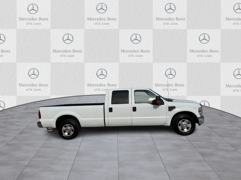 Ford Super Duty F-250 SRW Vehicle Full-screen Gallery Image 2