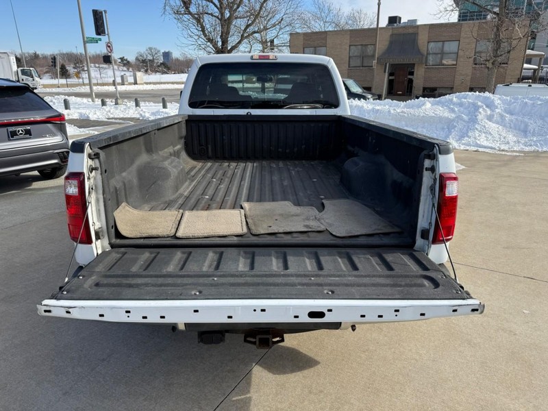 Ford Super Duty F-250 SRW Vehicle Full-screen Gallery Image 8