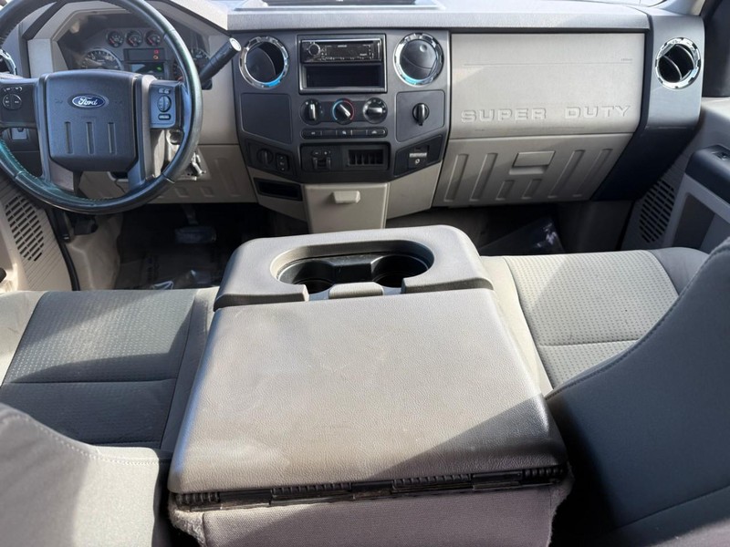 Ford Super Duty F-250 SRW Vehicle Full-screen Gallery Image 11