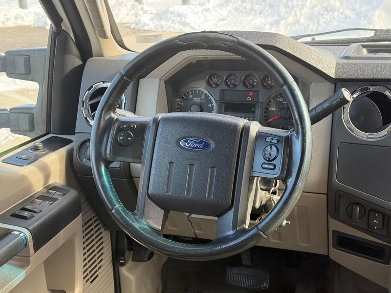 Ford Super Duty F-250 SRW Vehicle Full-screen Gallery Image 12