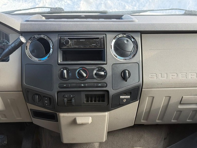 Ford Super Duty F-250 SRW Vehicle Full-screen Gallery Image 13