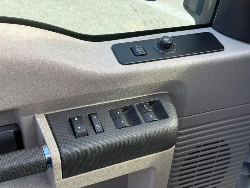 Ford Super Duty F-250 SRW Vehicle Full-screen Gallery Image 15