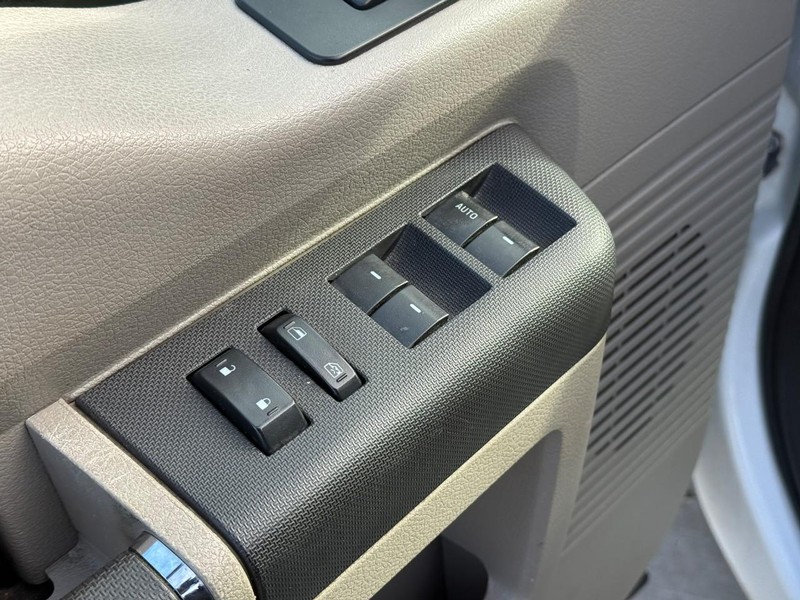 Ford Super Duty F-250 SRW Vehicle Full-screen Gallery Image 16