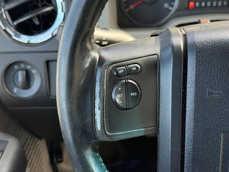 Ford Super Duty F-250 SRW Vehicle Full-screen Gallery Image 19