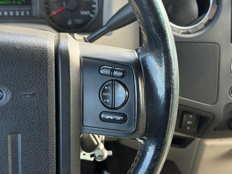 Ford Super Duty F-250 SRW Vehicle Full-screen Gallery Image 20