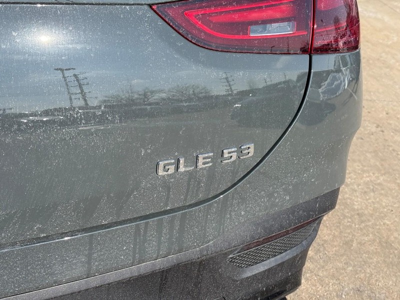 Mercedes-Benz GLE Vehicle Full-screen Gallery Image 5