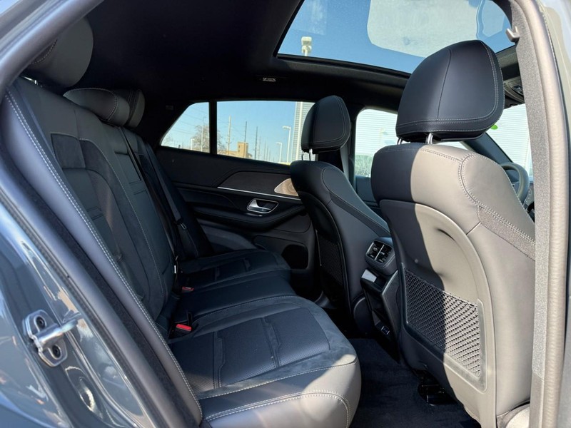 Mercedes-Benz GLE Vehicle Full-screen Gallery Image 6