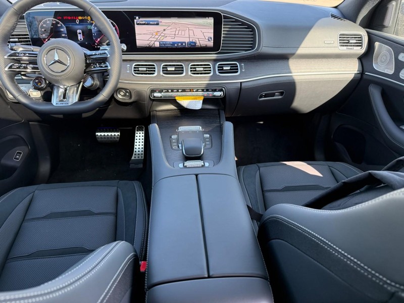 Mercedes-Benz GLE Vehicle Full-screen Gallery Image 7
