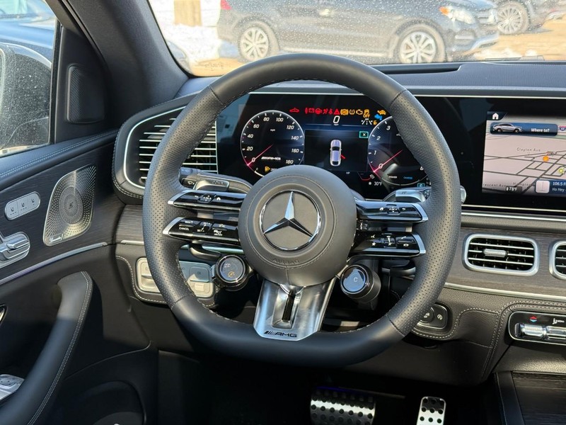 Mercedes-Benz GLE Vehicle Full-screen Gallery Image 8