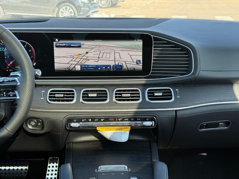 Mercedes-Benz GLE Vehicle Full-screen Gallery Image 9