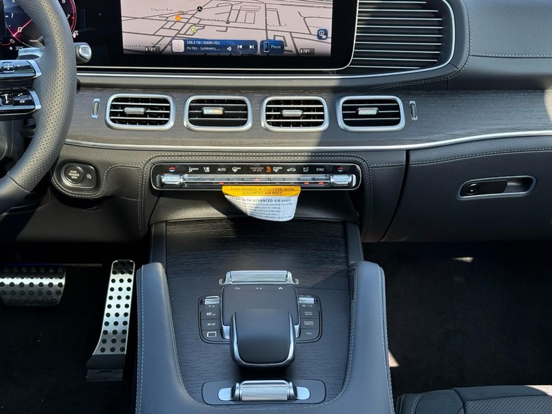 Mercedes-Benz GLE Vehicle Full-screen Gallery Image 10