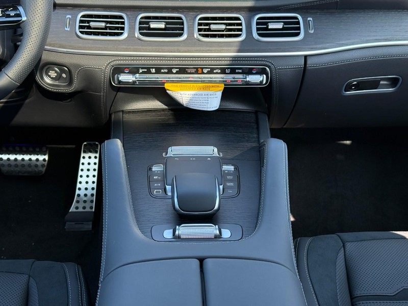 Mercedes-Benz GLE Vehicle Full-screen Gallery Image 11