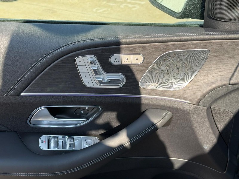 Mercedes-Benz GLE Vehicle Full-screen Gallery Image 13