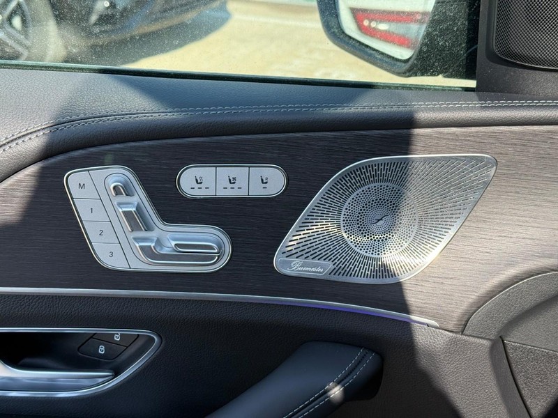 Mercedes-Benz GLE Vehicle Full-screen Gallery Image 14