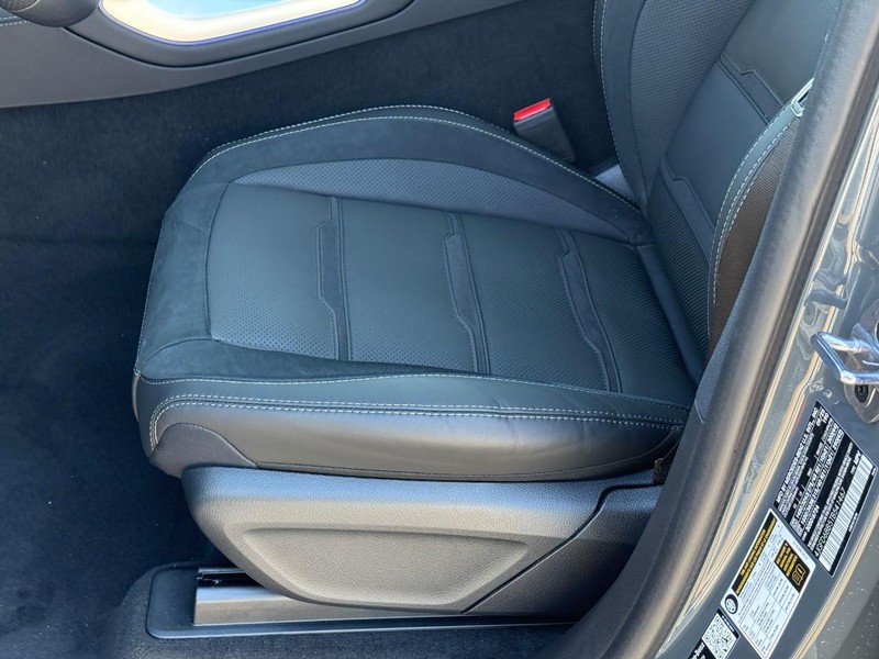 Mercedes-Benz GLE Vehicle Full-screen Gallery Image 15