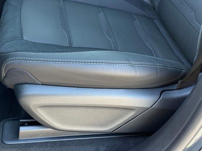 Mercedes-Benz GLE Vehicle Full-screen Gallery Image 16