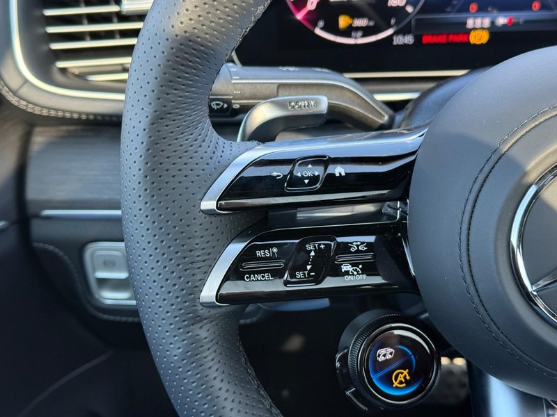 Mercedes-Benz GLE Vehicle Full-screen Gallery Image 17