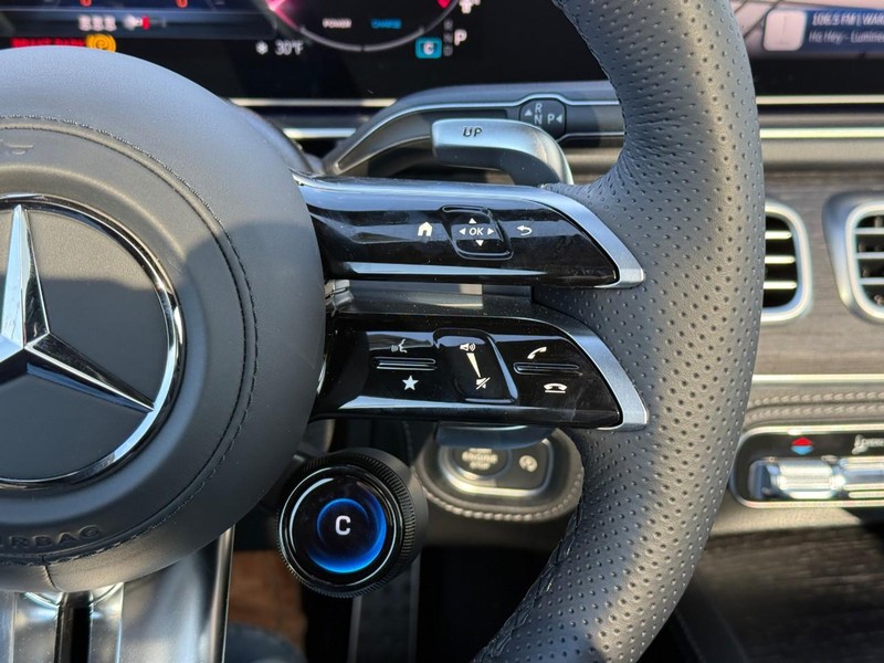 Mercedes-Benz GLE Vehicle Full-screen Gallery Image 18