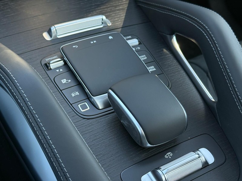 Mercedes-Benz GLE Vehicle Full-screen Gallery Image 20