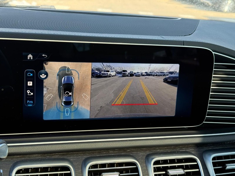 Mercedes-Benz GLE Vehicle Full-screen Gallery Image 21