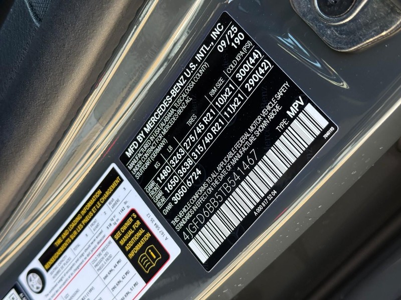 Mercedes-Benz GLE Vehicle Full-screen Gallery Image 23