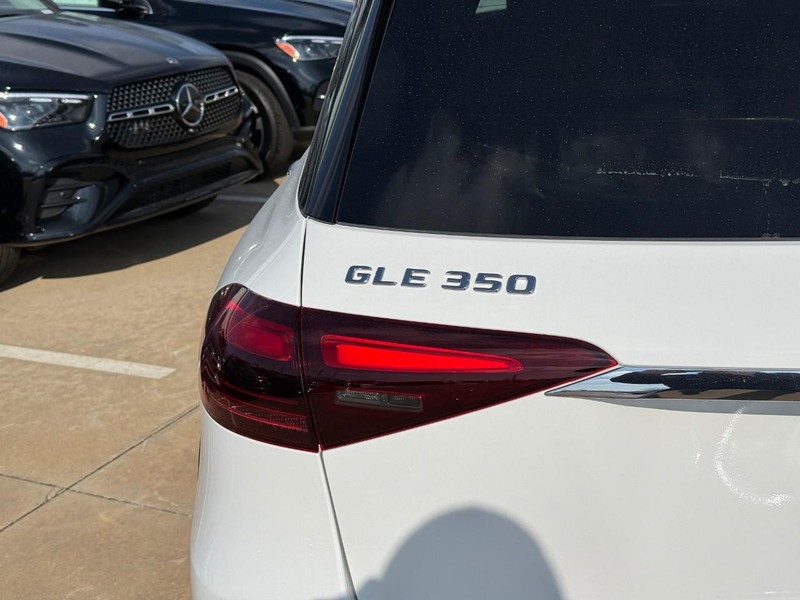 Mercedes-Benz GLE Vehicle Full-screen Gallery Image 4